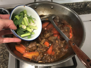 24、红烧羊排,汁收的差不多了，加入蒜苗，翻炒一分钟，尝下咸淡，如果觉得淡可以再补充点食盐，翻炒均匀出锅