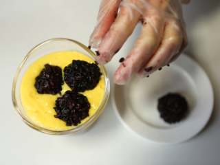 11、美味甜点-芒果黑米甜甜,将黑米团子放在芒果汁里