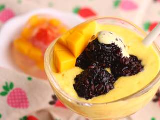 12、美味甜点-芒果黑米甜甜,再切一些芒果装饰即可