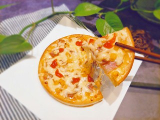 12、微波炉披萨,这样出来芝士也是可以拉丝的哦,用微波炉很方便的。