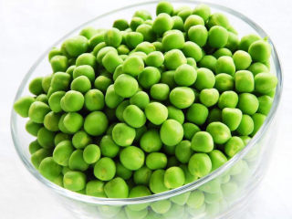 2、肉末炒豌豆,把豌豆粒剥出来，清洗干净