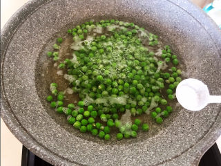 3、肉末炒豌豆,水开后加入豌豆，加入2克精盐