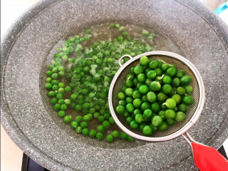 4、肉末炒豌豆,焯水5分钟后捞出来