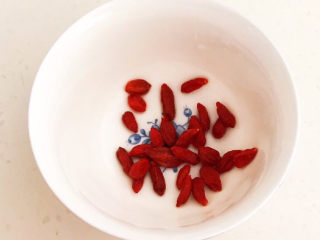 5、肉末炒豌豆,枸杞子清洗干净