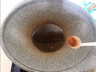 8、肉末炒豌豆,炒锅烧热后加入玉米油，油烧热后加入花椒粉