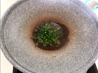 9、肉末炒豌豆,加入香葱末，炒出香味