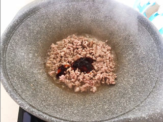 11、肉末炒豌豆,翻炒3分钟，加入蚝油，翻炒均匀