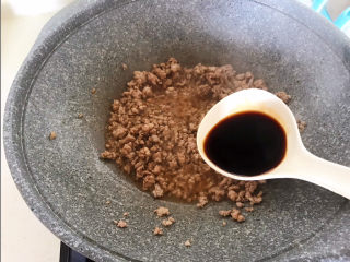 12、肉末炒豌豆,加入生抽