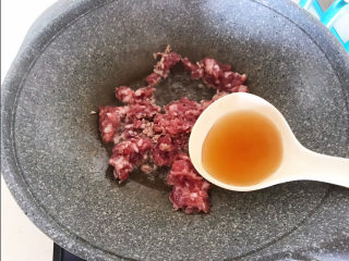 10、肉末炒豌豆,加入猪肉末，加入料酒烹去腥味