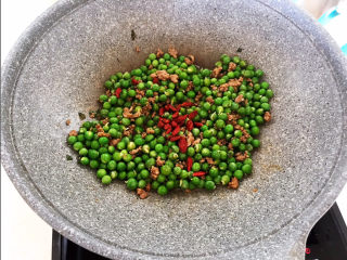 14、肉末炒豌豆,加入豌豆和枸杞子