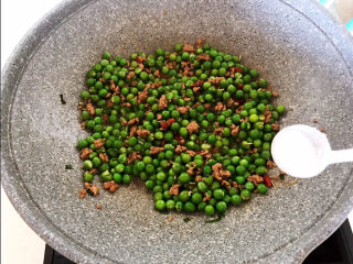 15、肉末炒豌豆,翻炒均匀，加入精盐