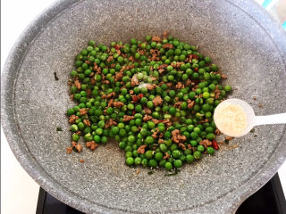 16、肉末炒豌豆,加入鸡精，翻炒均匀即可