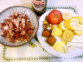 1、#食二星座#泰式酸辣汤牛腩,所用食材:牛腩切块(提前清水浸泡1小时,泡出血水),玉米切段,西红柿(切块),葱姜蒜,香叶八角,山楂干,金桔干,柠檬叶,啤酒,蚝油