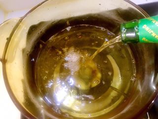 2、#食二星座#泰式酸辣汤牛腩,锅中倒入啤酒