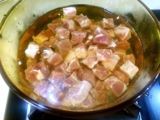 3、#食二星座#泰式酸辣汤牛腩,放入牛腩块