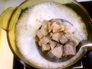 4、#食二星座#泰式酸辣汤牛腩,大火烧开后撇去浮沫,继续煮3分钟后,捞出沥干水份备用