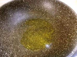 5、#食二星座#泰式酸辣汤牛腩,另起锅,倒入少许色拉油