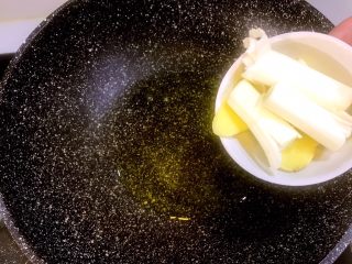 6、#食二星座#泰式酸辣汤牛腩,放入葱姜蒜煸炒出香味