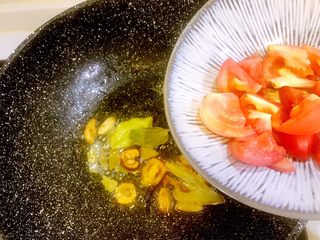 8、#食二星座#泰式酸辣汤牛腩,倒入西红柿翻炒至出汁