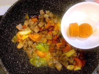 11、#食二星座#泰式酸辣汤牛腩,加入酸辣汤块炒至融化