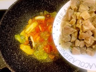 9、#食二星座#泰式酸辣汤牛腩,倒入牛腩块