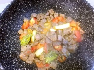 10、#食二星座#泰式酸辣汤牛腩,翻炒片刻