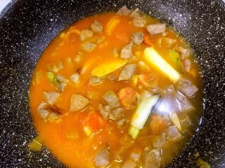 12、#食二星座#泰式酸辣汤牛腩,倒入适量清水漠过食材