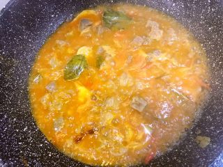 13、#食二星座#泰式酸辣汤牛腩,待水煮沸