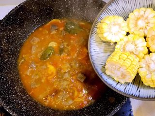 14、#食二星座#泰式酸辣汤牛腩,放入玉米