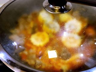 15、#食二星座#泰式酸辣汤牛腩,盖上锅盖小火焖煮20分钟即可