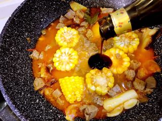 16、#食二星座#泰式酸辣汤牛腩,20分钟后加入10毫升蚝油