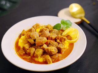 18、#食二星座#泰式酸辣汤牛腩,装盘后放入柠檬