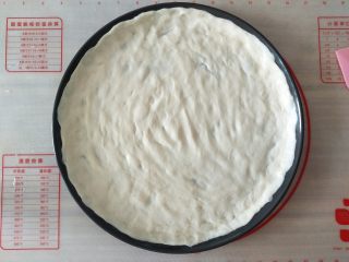 4、薄脆辣牛披萨,在铺开的面饼上用叉子扎上眼