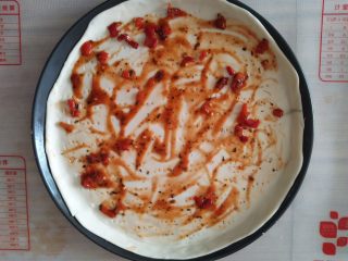 9、薄脆辣牛披萨,均匀涂抹到面饼上