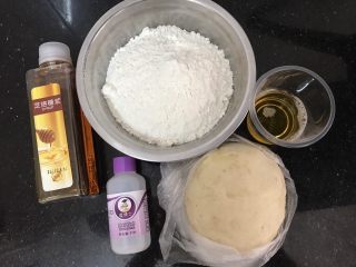 1、中式月饼~莲蓉&豆沙蛋黄月饼,材料准备如⬆️