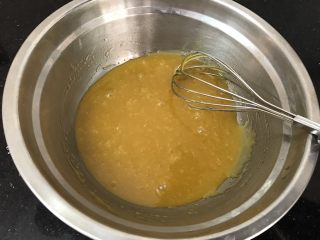 3、中式月饼~莲蓉&豆沙蛋黄月饼,手动打蛋器搅拌均匀