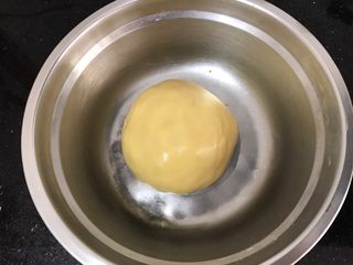 5、中式月饼~莲蓉&豆沙蛋黄月饼,揉成均匀的面团