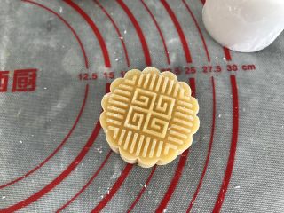 11、中式月饼~莲蓉&豆沙蛋黄月饼,水压轻稳一压顶轴,脱模,完美,这个比冰皮月饼好压多了