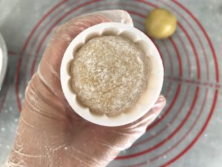 10、中式月饼~莲蓉&豆沙蛋黄月饼,饼团放进模具里