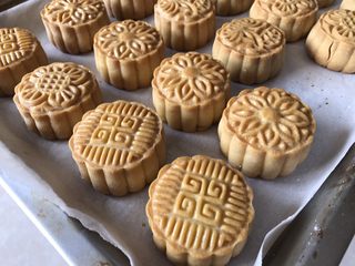 12、中式月饼~莲蓉&豆沙蛋黄月饼,烤好的月饼不能马上吃哟,刚烤好表面比较干硬,要放2-3天等待回油才好吃的!