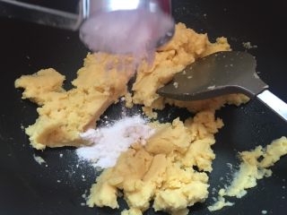 3、冰爽绿豆糕,加入冰糖粉72g翻炒均匀