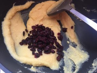 4、冰爽绿豆糕,加入蔓越莓干85g继续翻炒