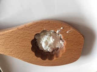 5、冰爽绿豆糕,模具用50g月饼模具即可，模具材质随意。模具内倒入少许玉米淀粉，