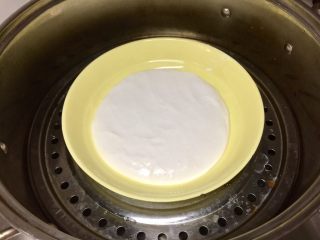 2、北京+驴打滚,放入蒸锅，蒸制10～15分钟。