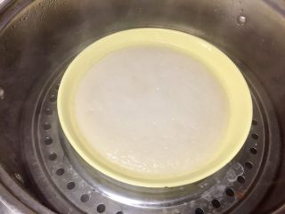 3、北京+驴打滚,蒸好后，倒掉面上蒸汽滴落的水分，稍微放凉。