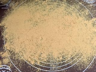 4、北京+驴打滚,在揉面垫上筛一层黄豆粉。