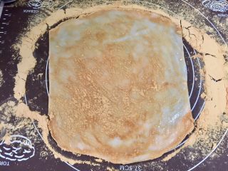 7、北京+驴打滚,把保鲜膜揭掉，切掉不整齐的边缘。