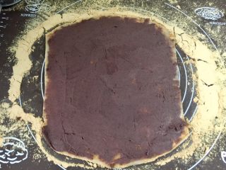 8、北京+驴打滚,用橡皮刀抹上豆沙，刮平。