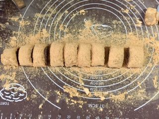 10、北京+驴打滚,然后切成等宽的小段，再均匀的筛上一些黄豆粉即可。