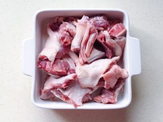 2、火腿炖老鸭,剁开备用（画面太血腥就不拍照片了）